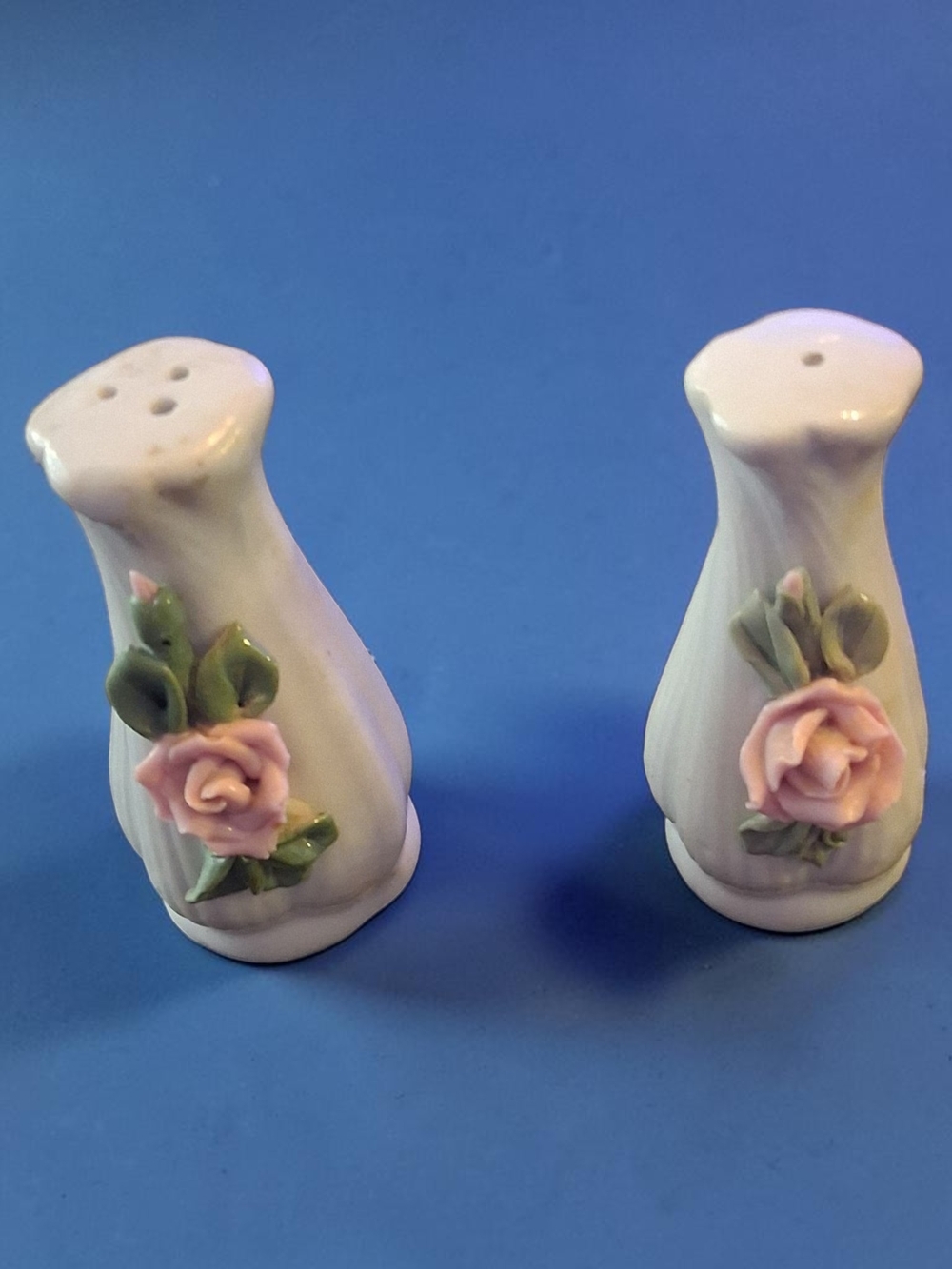 Vintage Delicate Pink Rose Ceramic Salt & Pepper Shaker Set Kitchen Collectable